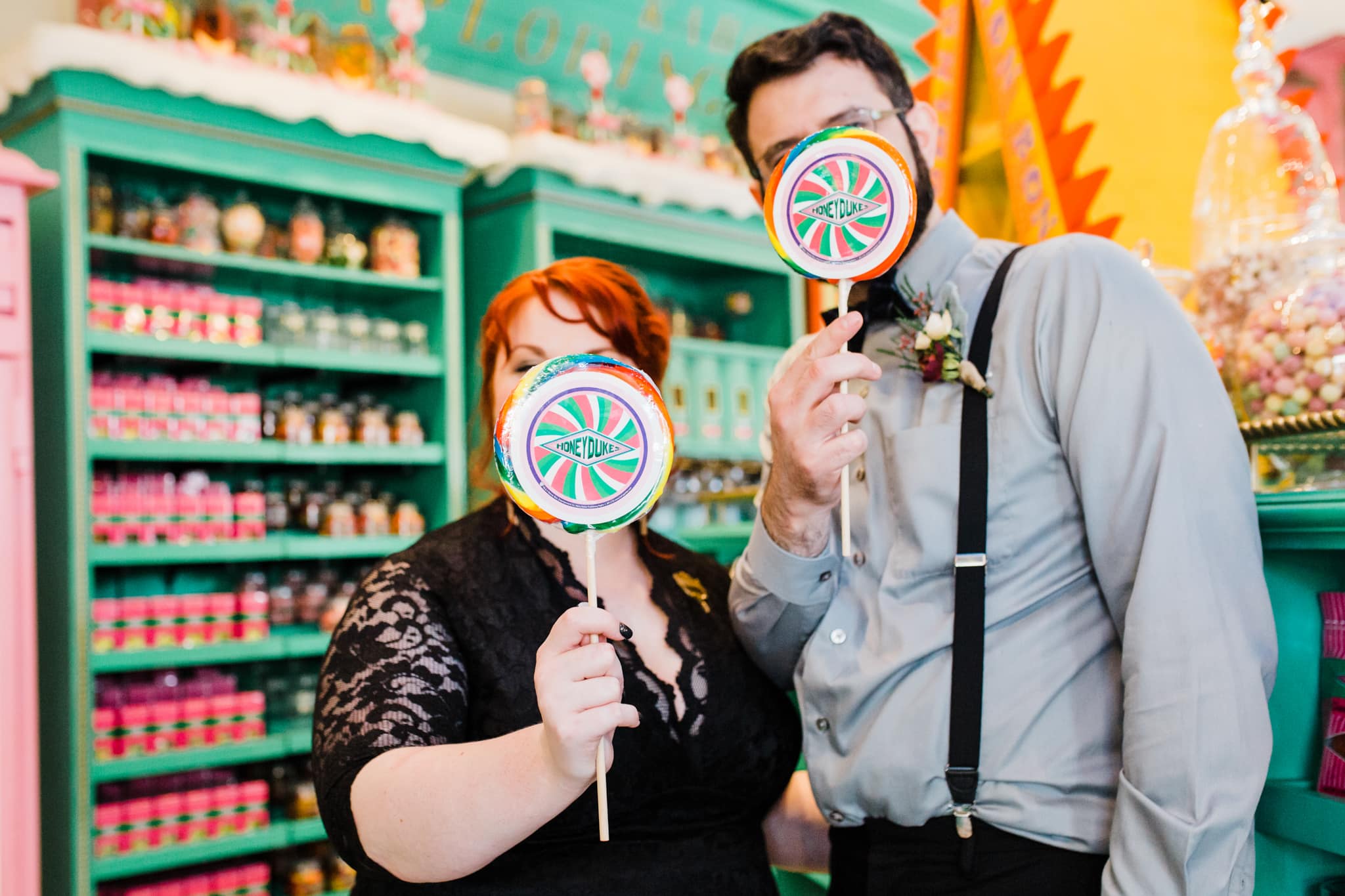 couple holding lollipops at HoneyDukes Hogwarts Universal Orlando
