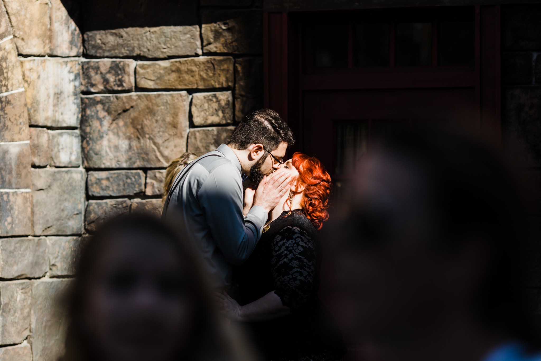 couple kissing in dragon alley during Hogwarts universal orlando photo session